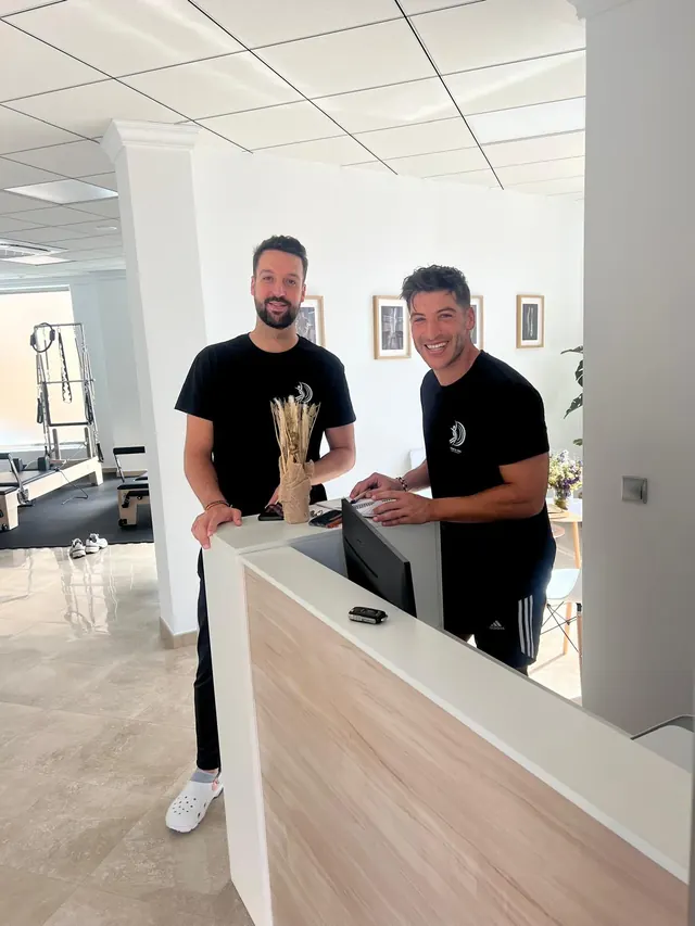 Antonio Jesús Belmonte y Antonio Fernández, fisioterapeutas de Chus & Cou, en el mostrador de recepción