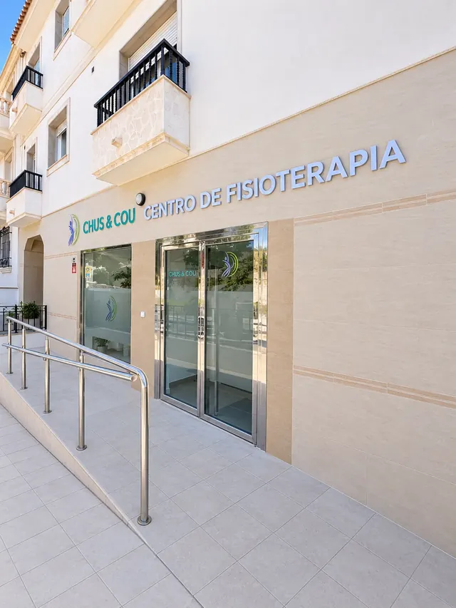 Fachada de Chus & Cou Centro de Fisioterapia en Carboneras, con el rótulo del centro y la entrada acristalada