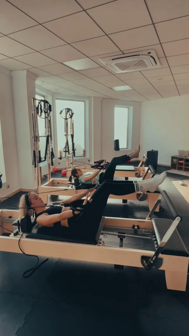 Alumnas durante una clase de Pilates Reformer en la sala del centro